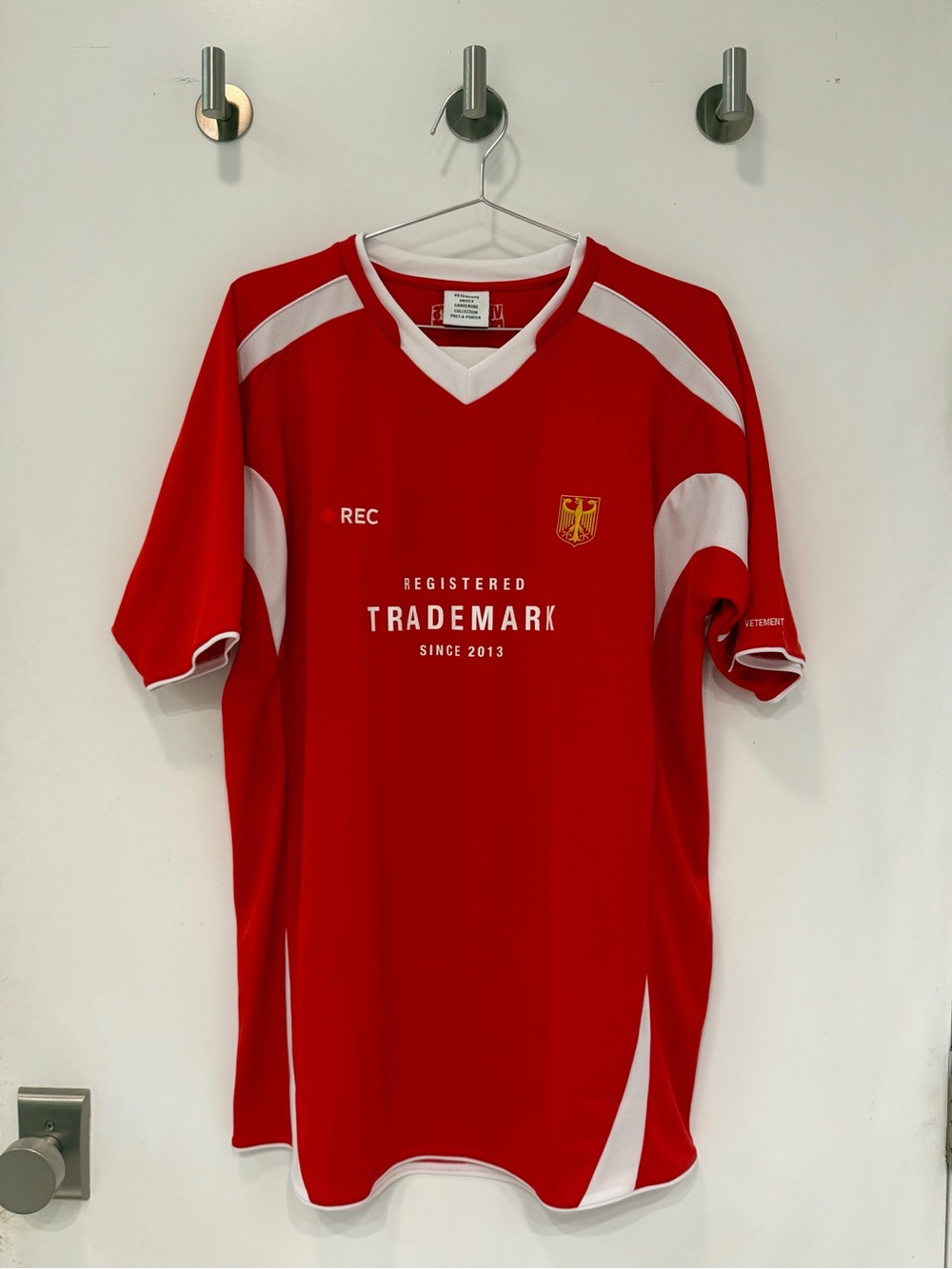 VETEMENTS Red 'Trademark' Football Jersey FW25